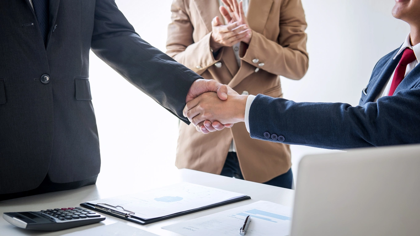 Trusted Financial Planning Partnerships – Stoic Wealth Advisors Professionals shaking hands after a successful financial planning consultation and onboarding meeting